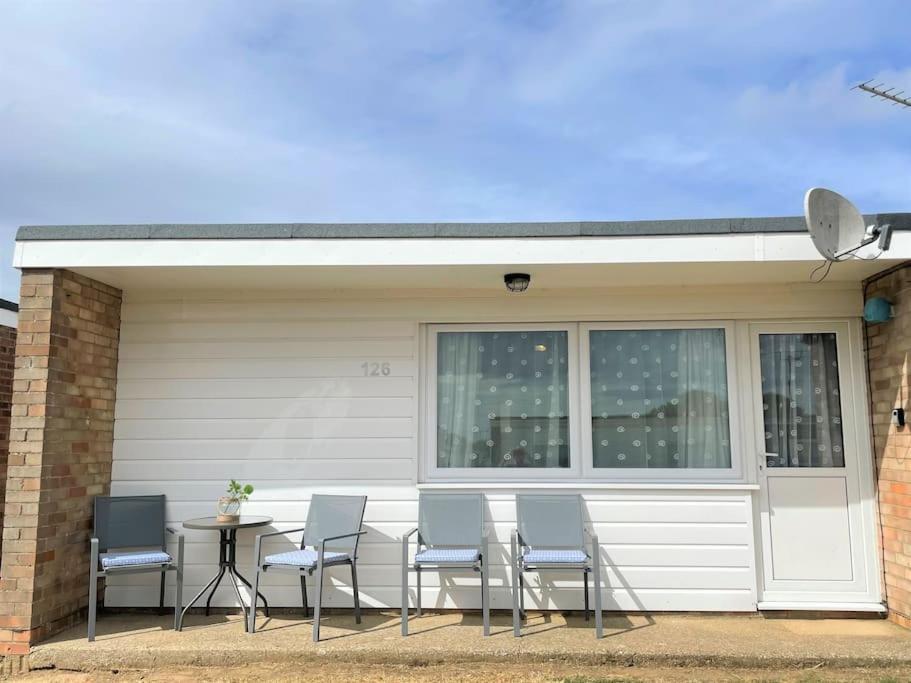 126 Hemsby Holiday Chalet, Convenient For Sandy Beach Екстериор снимка